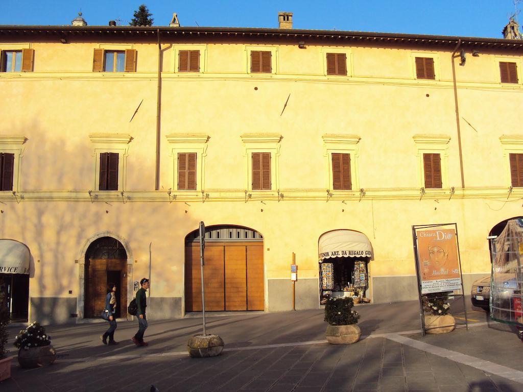 Appartamenti Piazza Santa Chiara Assisi Exterior photo